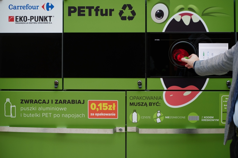 Carrefour zapłaci klientom za plastik i aluminium - rusza test nowych recyklomatów - ZielonaGospodarka.pl