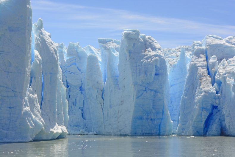  Naukowcy wygenerowali film ukazujący proces odłamywania się góry lodowej na Antarktydzie - ZielonaGospodarka.pl