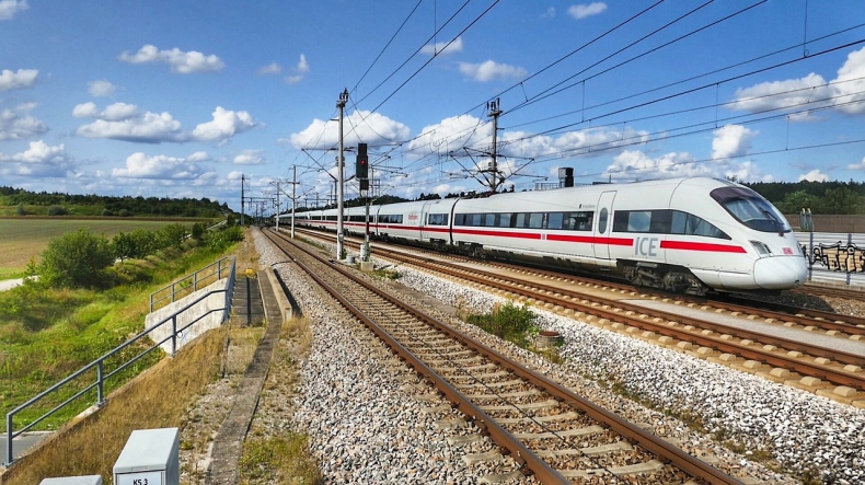 Kolej przesiada się na OZE. Prąd ma być produkowany na farmach wiatrowych i fotowoltaicznych obok torów i obiektów kolejowych - ZielonaGospodarka.pl