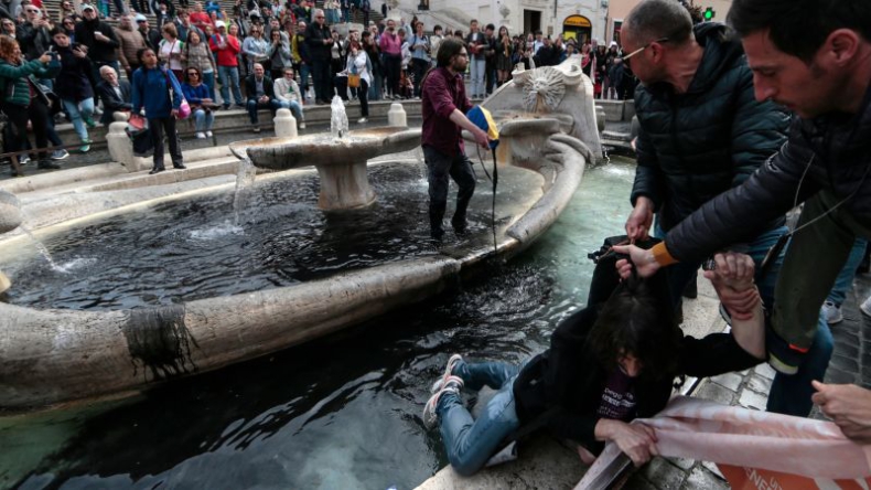 Aktywiści klimatyczni wlali czarny płyn do fontanny na Placu Hiszpańskim w Rzymie - ZielonaGospodarka.pl