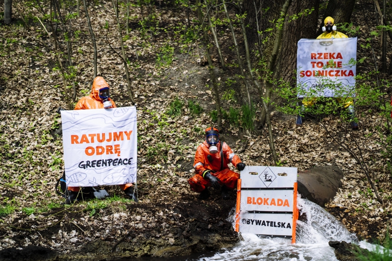 Aktywiści Greenpeace zablokowali zrzut ścieków z kopalni do Odry - ZielonaGospodarka.pl