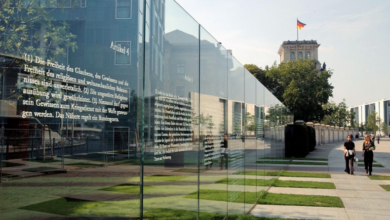 Aktywiści klimatyczni ponownie zaatakowali pomnik Ustawy Zasadniczej w Berlinie - ZielonaGospodarka.pl