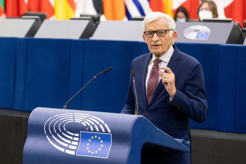 J. Buzek: Europa boryka się z kumulacją kryzysów. Odpowiedzią jest energetyka odnawialna i zacieśnienie współpracy z USA [WIDEO] - ZielonaGospodarka.pl