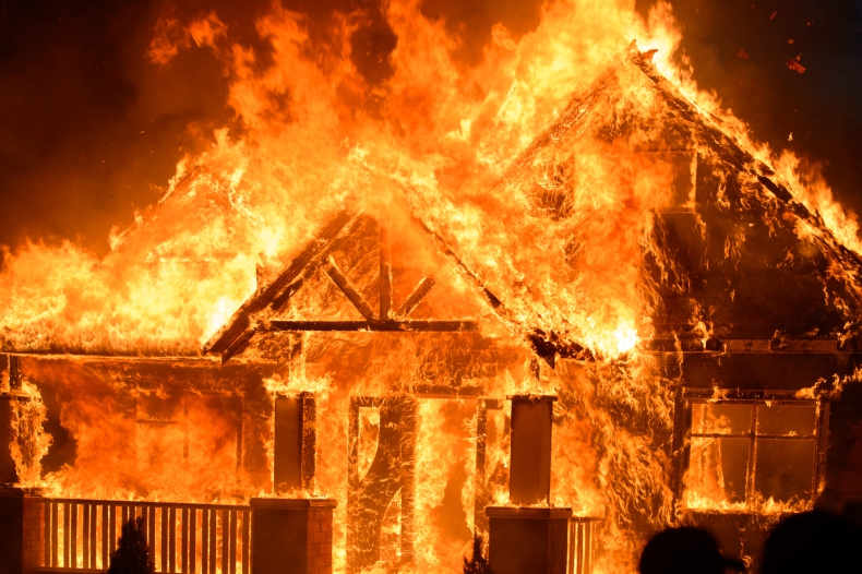 Z powodu paneli fotowoltaicznych utrudnione było gaszenie pożaru w Arnhem; spłonęło osiem domów - ZielonaGospodarka.pl