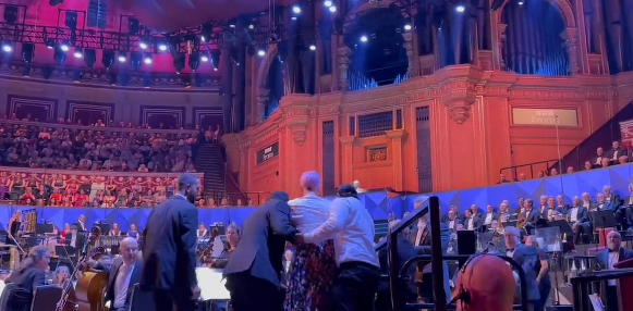 Aktywistki klimatyczne zakłóciły koncert muzyki klasycznej w londyńskiej Royal Albert Hall [WIDEO] - ZielonaGospodarka.pl