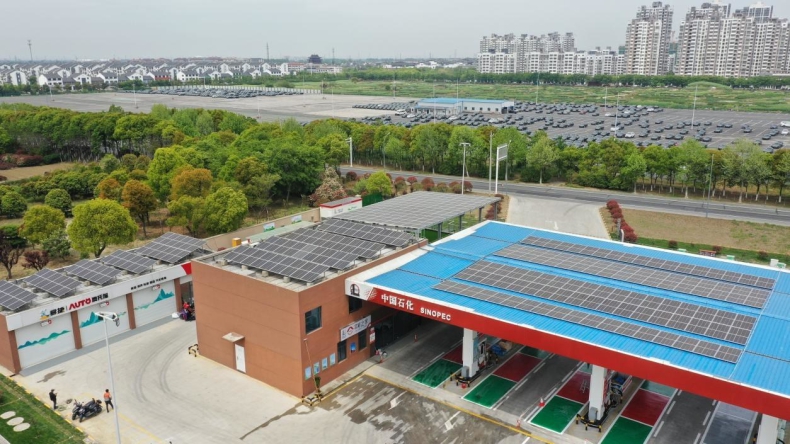 Chiny. Stację benzynowa w 100 proc. zasilana energią słoneczną otwarta - ZielonaGospodarka.pl