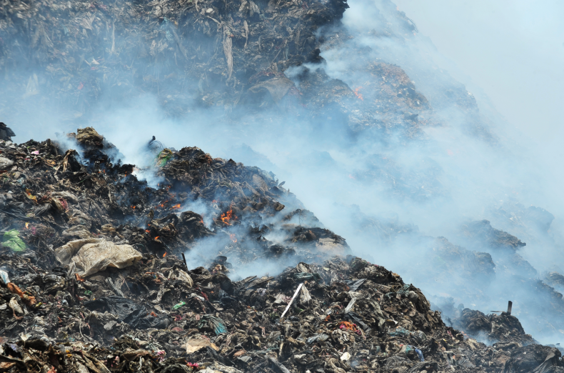 Policja i prokuratura analizują przyzyny pożaru na składowisku odpadów w Nowym Miszewie - ZielonaGospodarka.pl