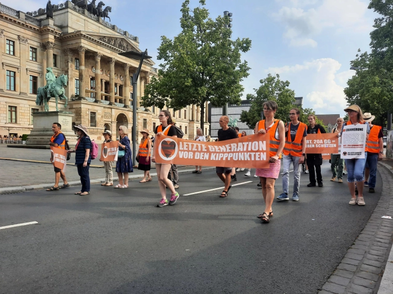 Aktywiści klimatyczni z grupy "Ostatnie pokolenie" blokują ulice w Berlinie - ZielonaGospodarka.pl