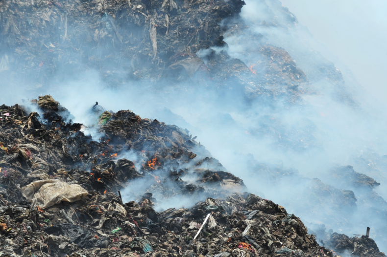 Trzeci pożar na składowisku w Nowym Miszewie - wcześniej spółkę zobowiązano do usunięcia odpadów - ZielonaGospodarka.pl