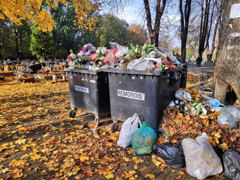 Cmentarze toną w śmieciach – ten problem trwa od lat - ZielonaGospodarka.pl
