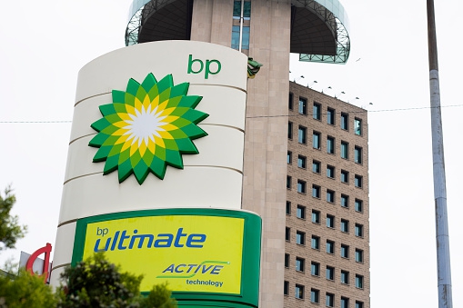 Główny nurt naftowy i gazowy stawia na odnawialne źródła energii – BP inwestuje w zieloną energię  - ZielonaGospodarka.pl