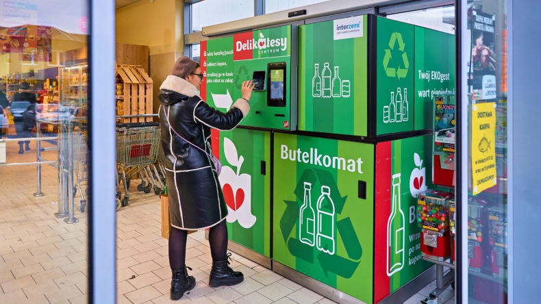 Pierwszy butelkomat Sielaff od Interzero w sieci sklepów Delikatesy Centrum – podsumowanie roku - ZielonaGospodarka.pl