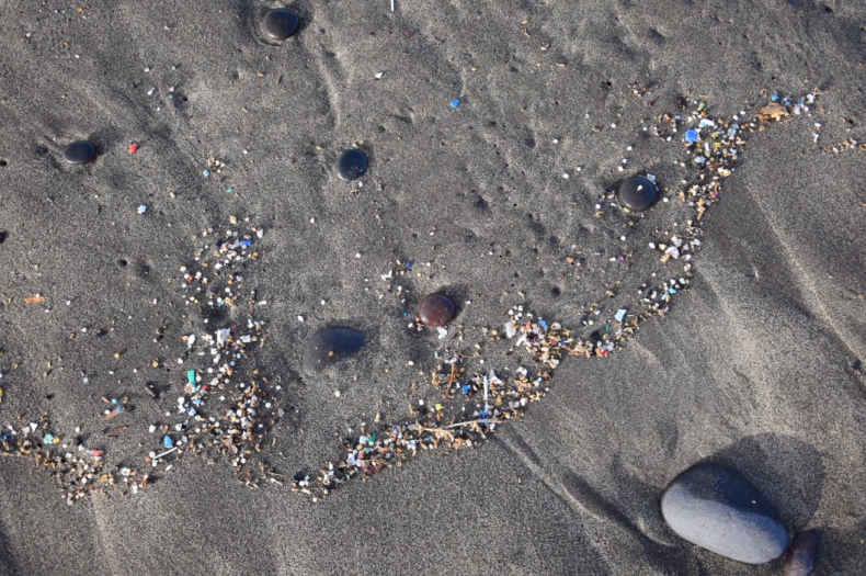 Alert ekologiczny w Hiszpanii - plastikowe granulki zalewają północne wybrzeża - ZielonaGospodarka.pl