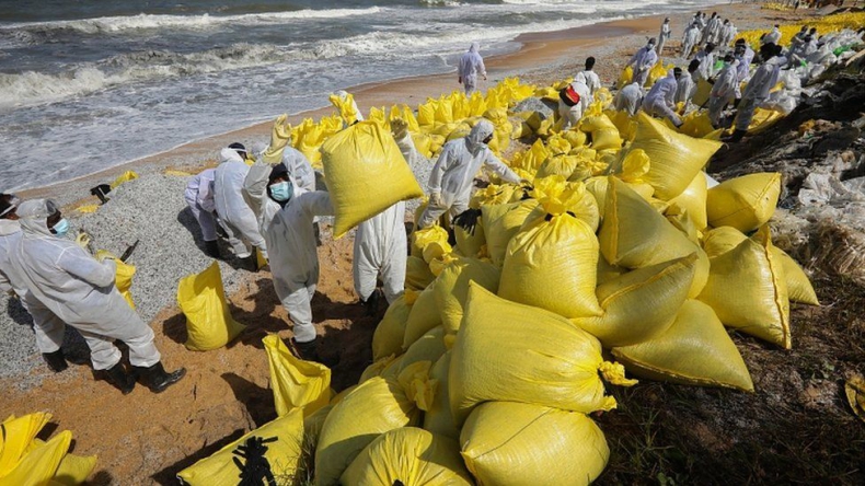 Katastrofa ekologiczna następstwem pożaru chemikaliowca u wybrzeży Sri Lanki - ZielonaGospodarka.pl