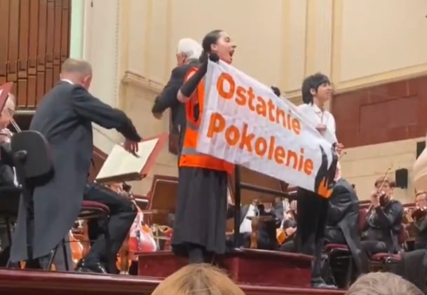 Zakłócenie koncertu w Filharmonii Narodowej przez aktywistki grupy Ostatnie Pokolenie - ZielonaGospodarka.pl