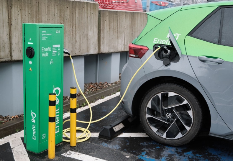 Stacje ładowania samochodów elektrycznych Enefit Volt w Bielsku-Białej już dostępne dla kierowców  - ZielonaGospodarka.pl