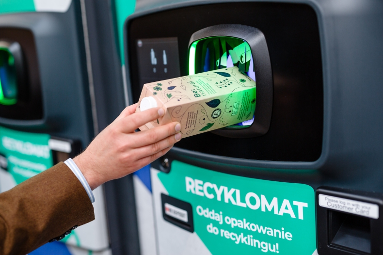 Innowacyjny projekt udowadnia, że opakowania kartonowe mogą być przyjmowane w recyklomatach  - ZielonaGospodarka.pl