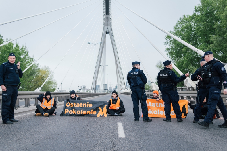 Aktywiści klimatyczni blokują mosty w Warszawie - ZielonaGospodarka.pl