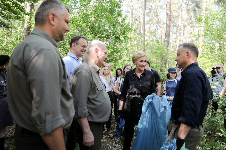 Para prezydencka apeluje, by nie zostawiać po sobie w lesie śmieci - akcja "sprzątaMY" - ZielonaGospodarka.pl