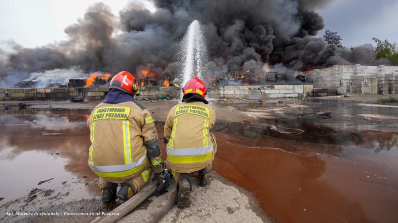 Strażacy gaszą pożar składowiska z niebezpiecznymi odpadami w Siemianowicach Śląskich - ZielonaGospodarka.pl