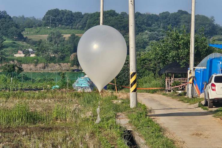 Korea Północna ponownie wypuściła setki balonów ze śmieciami - ZielonaGospodarka.pl
