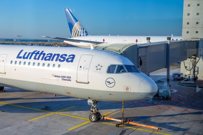 Lufthansa wprowadza dodatkowe opłaty za bilety z powodu regulacji środowiskowych - ZielonaGospodarka.pl
