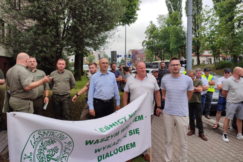 Protestujący leśnicy domagają się wycofania tzw. leśnego moratorium - ZielonaGospodarka.pl