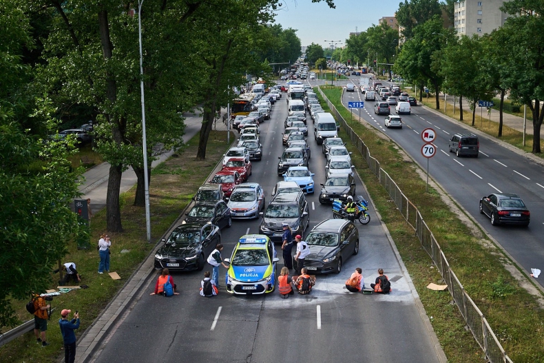 Aktywiści z Ostatniego Pokolenia blokowali centrum Warszawy, interweniowała policja - ZielonaGospodarka.pl