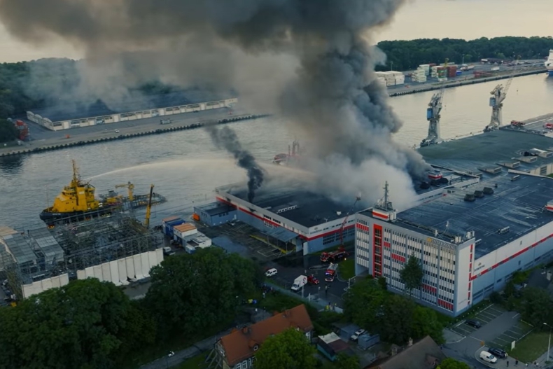 WIOŚ po pożarze hali w Gdańsku: z podstawowych parametrów wynika, że nie ma zagrożenia dla środowiska  - ZielonaGospodarka.pl