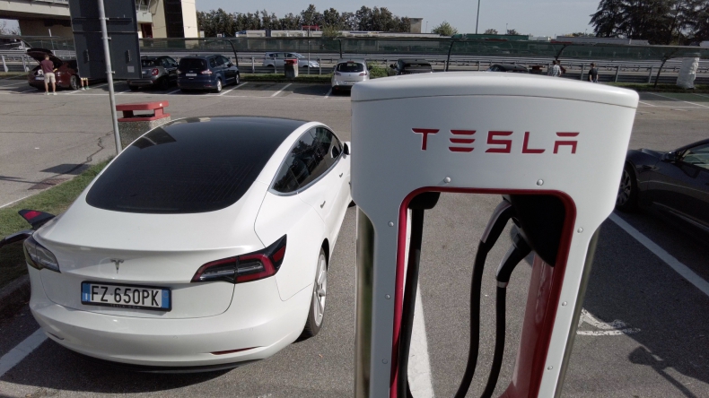 Pomimo sporu Muska z KE, Tesla ma płacić niższe cła niż chińskie elektryki - ZielonaGospodarka.pl