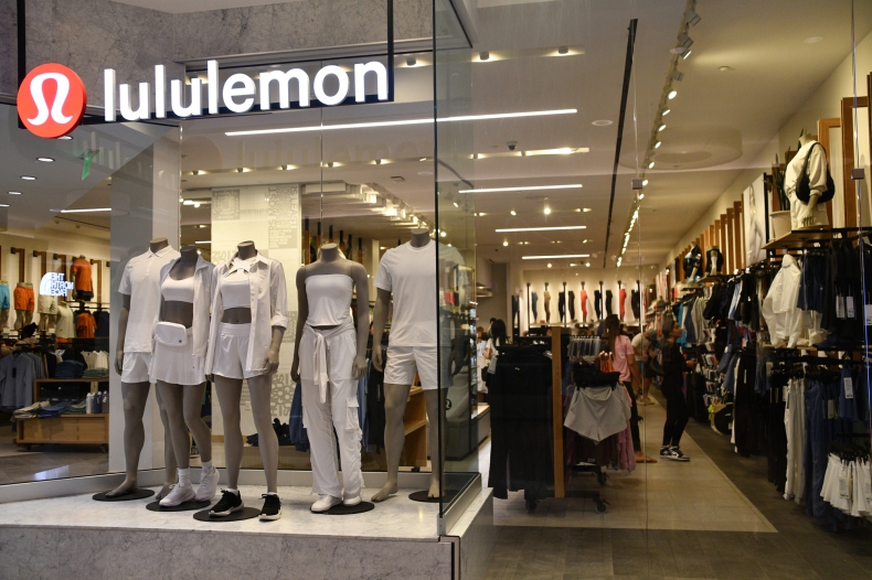 Greenwashing firm odzieżowych - pozew dla Lululemon  - ZielonaGospodarka.pl