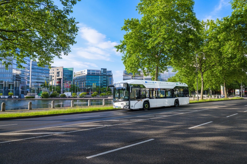 Pierwsze przegubowe autobusy wodorowe Solaris już we flocie RVK z Kolonii  - ZielonaGospodarka.pl