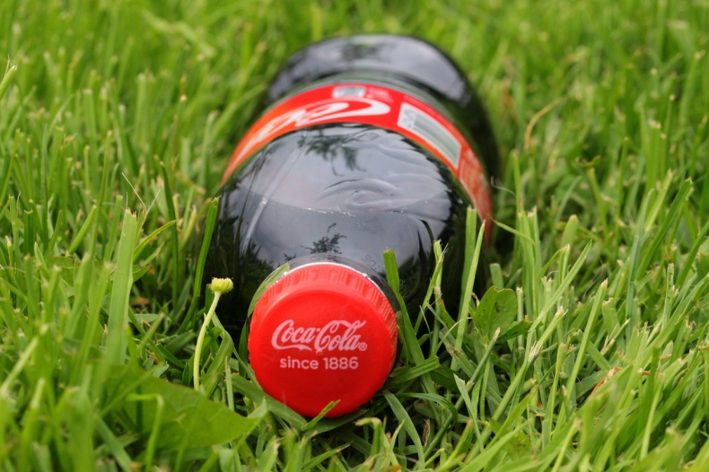 Coca-Cola przechodzi na opakowania w 100 proc. z recyklingu  - ZielonaGospodarka.pl