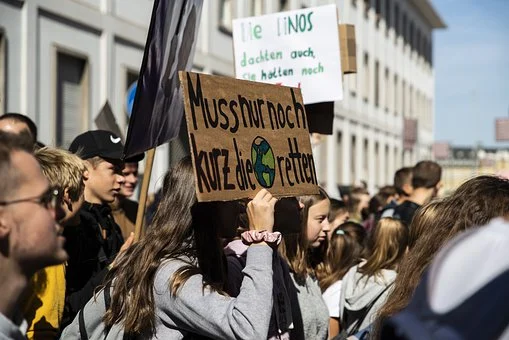 Szwajcarska policja usuwa aktywistów klimatycznych protestujących w Zurychu - ZielonaGospodarka.pl