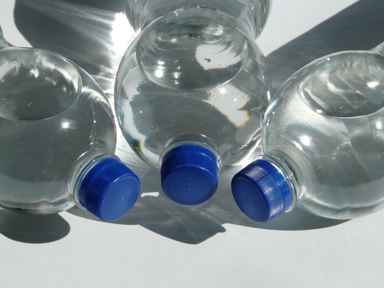 Wpływ wody butelkowanej na środowisko jest 3500-krotnie większe niż w przypadku kranówki - ZielonaGospodarka.pl