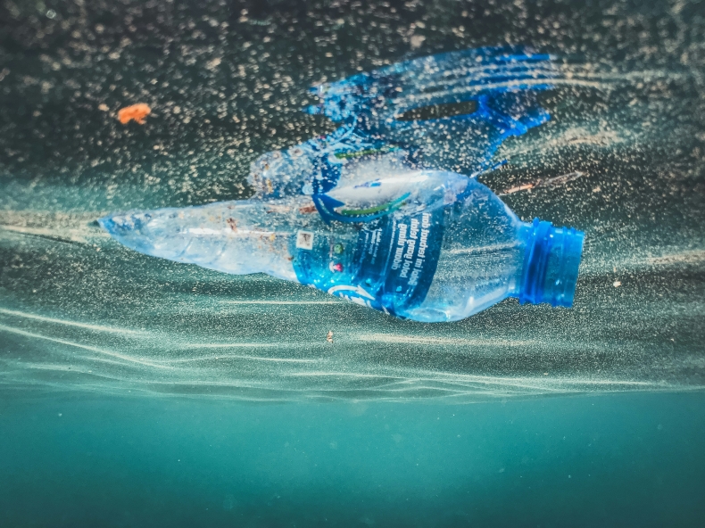 Opakowania po żywności dominują wśród plastikowych śmieci znajdowanych w morzach - ZielonaGospodarka.pl