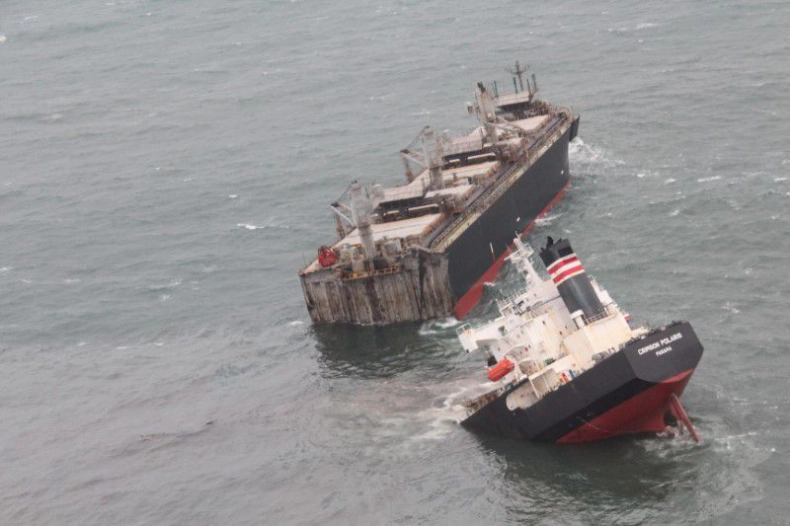 Statek złamał się na dwie części; doszło do wycieku ropy - ZielonaGospodarka.pl