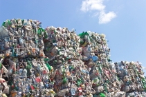 Nowa metoda recyklingu plastiku rozwiązuje problem z jego kolorem