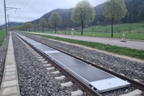 Panele PV na szwajcarskich torach kolejowych okazały się sukcesem. Teraz chcą je mieć inne kraje 