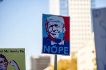 Trump przegrywa walkę z wiatrakami i wycofuje się rakiem 