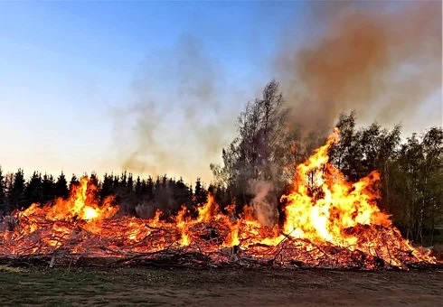 Zmiany klimatu napędzają kolejne pożary. Macron o Lazurowym Wybrzeżu: o pożarze przesądzą najbliższe godziny - ZielonaGospodarka.pl