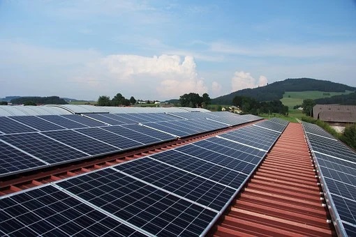 PKN Orlen planuje budowę mikroinstalacji fotowoltaicznych na wiatach i dachach 30 stacji paliw - ZielonaGospodarka.pl