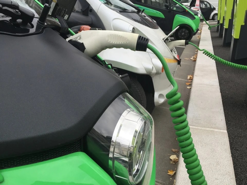 PIE: cena i mała dostępność punktów ładowania to bariery rozwoju elektromobilności - ZielonaGospodarka.pl