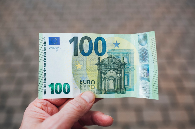 Francja: 100 euro dodatku inflacyjnego na pokrycie rosnących cen energii i paliw - ZielonaGospodarka.pl