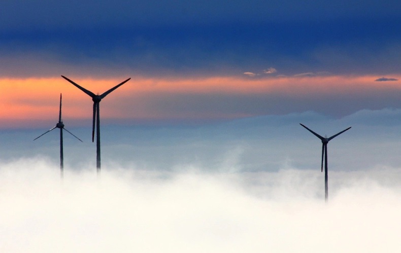 Wielka Brytania potrzebuje więcej farm wiatrowych, aby osiągnąć neutralność klimatyczną - ZielonaGospodarka.pl