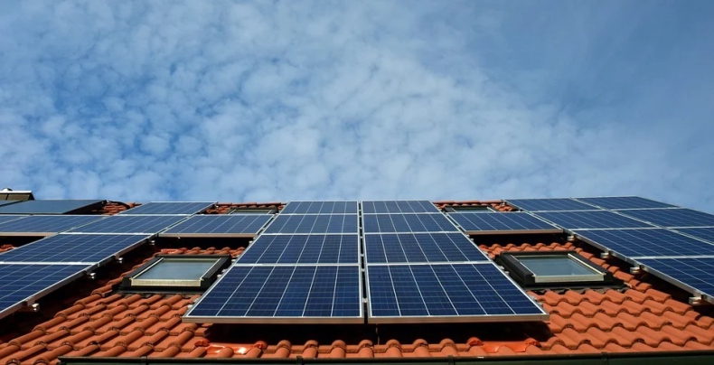 Sukces fotowoltaiki w UK – panele na dachach osiągnęły rekordowy poziom 97MW w ostatnim kwartale - ZielonaGospodarka.pl