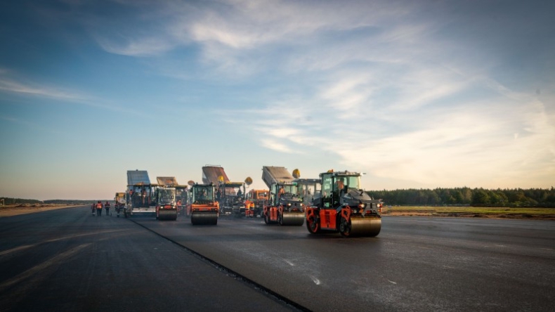  650 ton asfaltu LOTOSU na litewskim lotnisku  - ZielonaGospodarka.pl