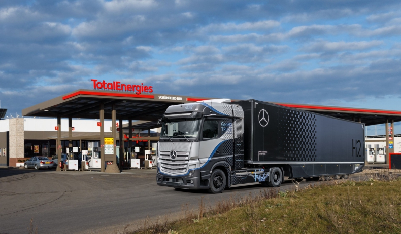 TotalEnergies i Daimler łączą siły w celu zwiększenia produkcji samochodów ciężarowych napędzanych wodorem - ZielonaGospodarka.pl