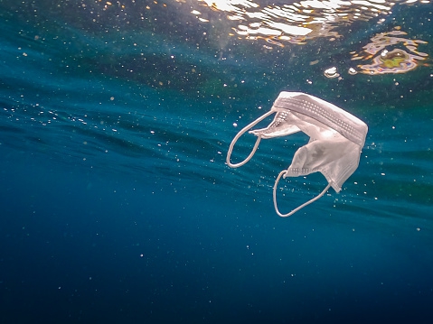 Filipiny: Zużyte maseczki na dnie oceanu, tony medycznych śmieci zanieczyszczają rafy - ZielonaGospodarka.pl