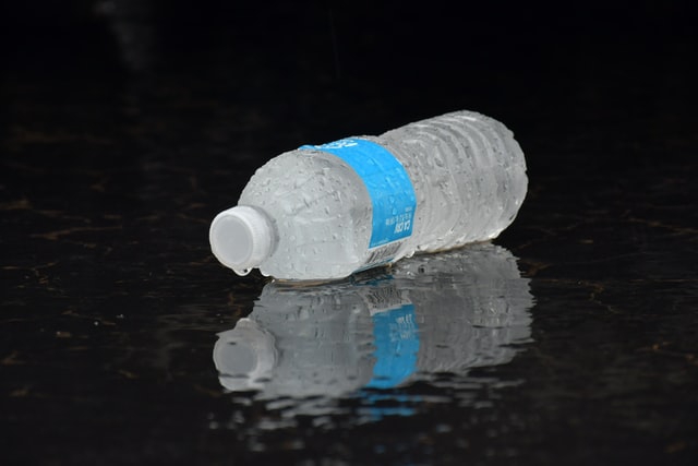 Plastikowe butelki wydzielają liczne chemikalia - ZielonaGospodarka.pl